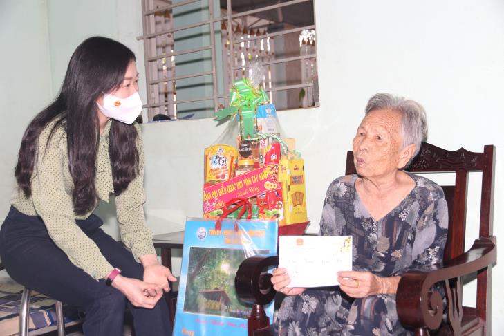 Lãnh đạo đoàn ĐBQH tỉnh Tây Ninh thăm gia đình chính sách trên địa bàn huyện Châu Thành